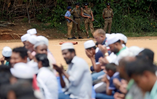 Masjid dibakar, umat Islam Sri Lanka tetap khusyuk Jumatan di lapangan