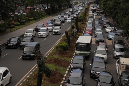 Ratusan pohon di Jalan Sudirman ditebang buat trotoar