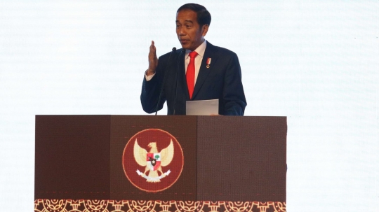 Saat Jokowi membuka Rapimnas Partai Demokrat dengan pukul gong