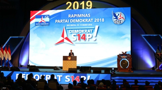 Saat Jokowi membuka Rapimnas Partai Demokrat dengan pukul gong