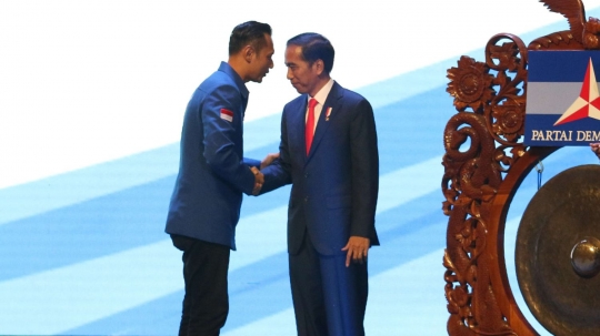 Saat Jokowi membuka Rapimnas Partai Demokrat dengan pukul gong