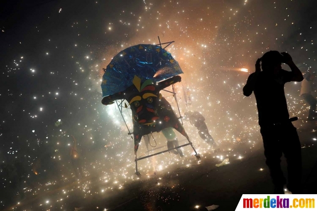 Foto : Amukan "El Torito" dalam perayaan San Juan de Dios 