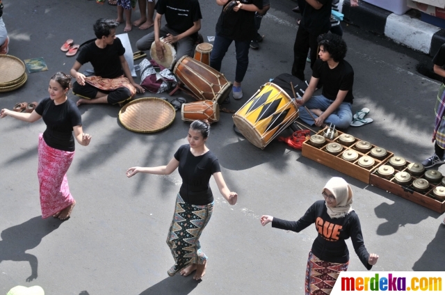 Foto : Gemulai tari mahasiswi UI hibur pengunjung Car Free 