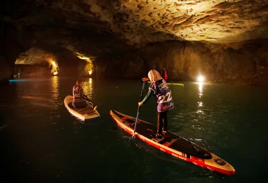 Keseruan lomba Stand Up Paddle susuri danau bawah tanah terbesar di dunia