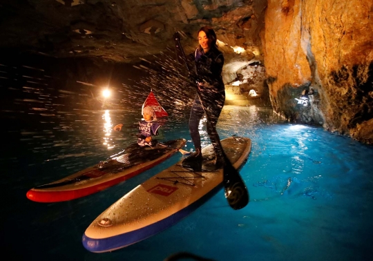 Keseruan lomba Stand Up Paddle susuri danau bawah tanah terbesar di dunia