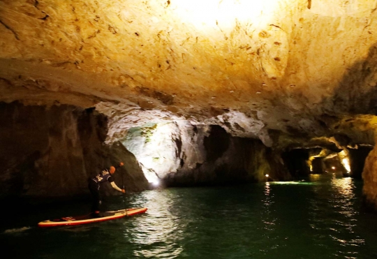 Keseruan lomba Stand Up Paddle susuri danau bawah tanah terbesar di dunia