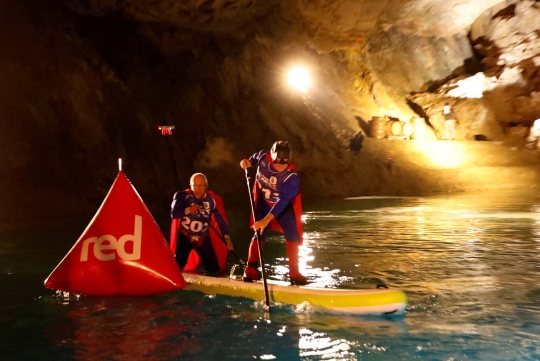 Keseruan lomba Stand Up Paddle susuri danau bawah tanah terbesar di dunia