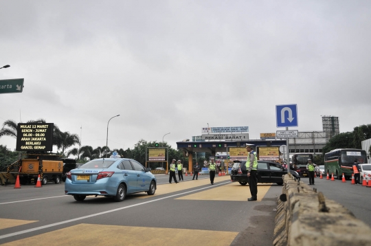 Hari pertama sistem ganjil genap di Gerbang Tol Bekasi Barat 1