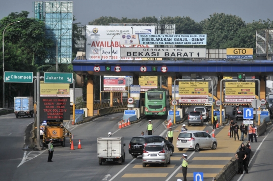 Hari pertama sistem ganjil genap di Gerbang Tol Bekasi Barat 1