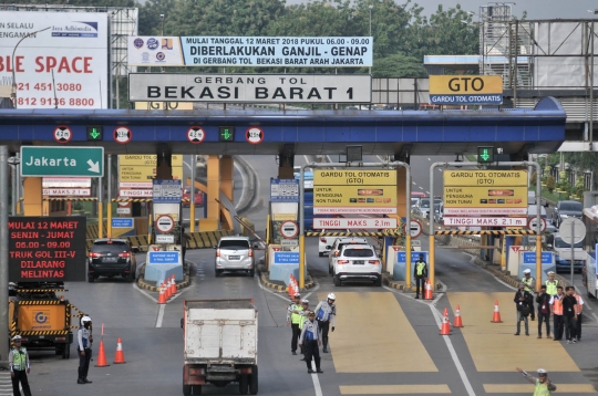 Hari pertama sistem ganjil genap di Gerbang Tol Bekasi Barat 1