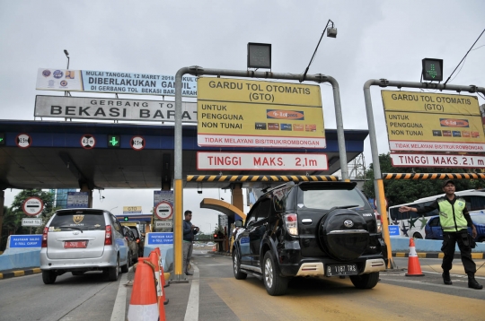 Hari pertama sistem ganjil genap di Gerbang Tol Bekasi Barat 1