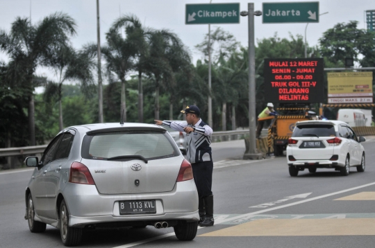 Hari pertama sistem ganjil genap di Gerbang Tol Bekasi Barat 1