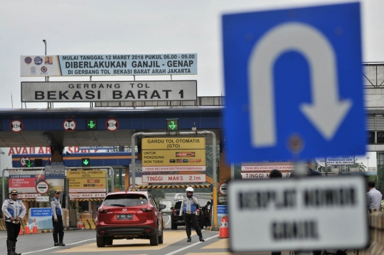 Hari pertama sistem ganjil genap di Gerbang Tol Bekasi Barat 1