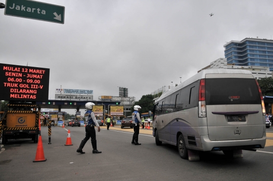 Hari pertama sistem ganjil genap di Gerbang Tol Bekasi Barat 1