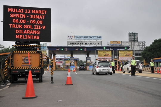 Hari pertama sistem ganjil genap di Gerbang Tol Bekasi Barat 1