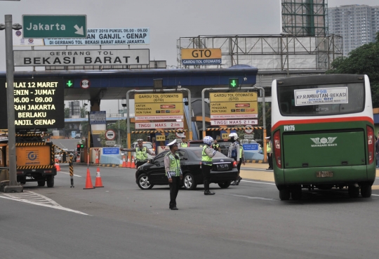 Hari pertama sistem ganjil genap di Gerbang Tol Bekasi Barat 1