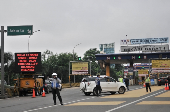 Hari pertama sistem ganjil genap di Gerbang Tol Bekasi Barat 1