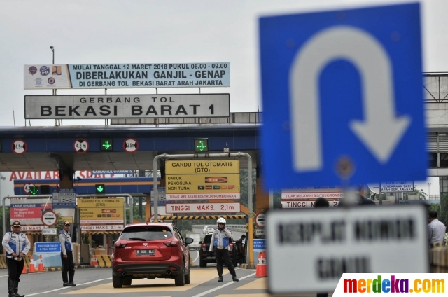 Foto Hari pertama sistem ganjil  genap  di  Gerbang Tol  