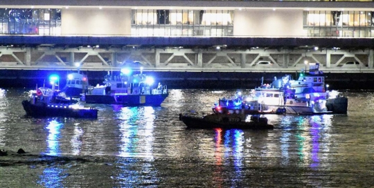 Momen helikopter jatuh dan tenggelam di sungai New York