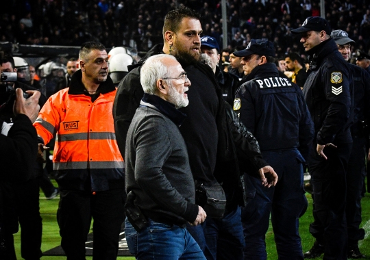 Presiden klub bola di Yunani ini protes wasit sambil bawa pistol