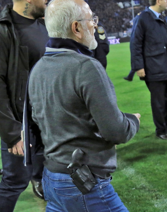 Presiden klub bola di Yunani ini protes wasit sambil bawa pistol