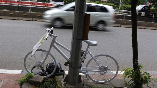 Monumen sepeda putih ingatkan masyarakat agar bijaksana berbagi jalan