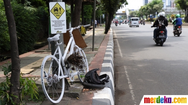 Foto Monumen sepeda  putih ingatkan masyarakat agar 