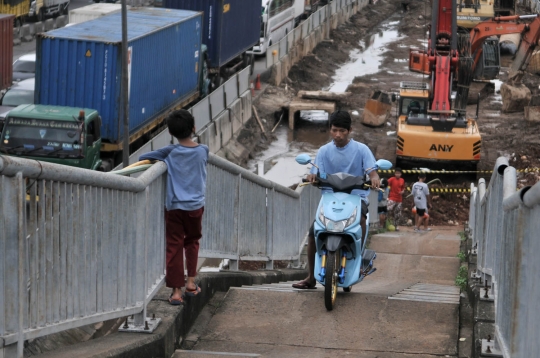 Aksi nekat pemotor terobos JPO demi jalan pintas