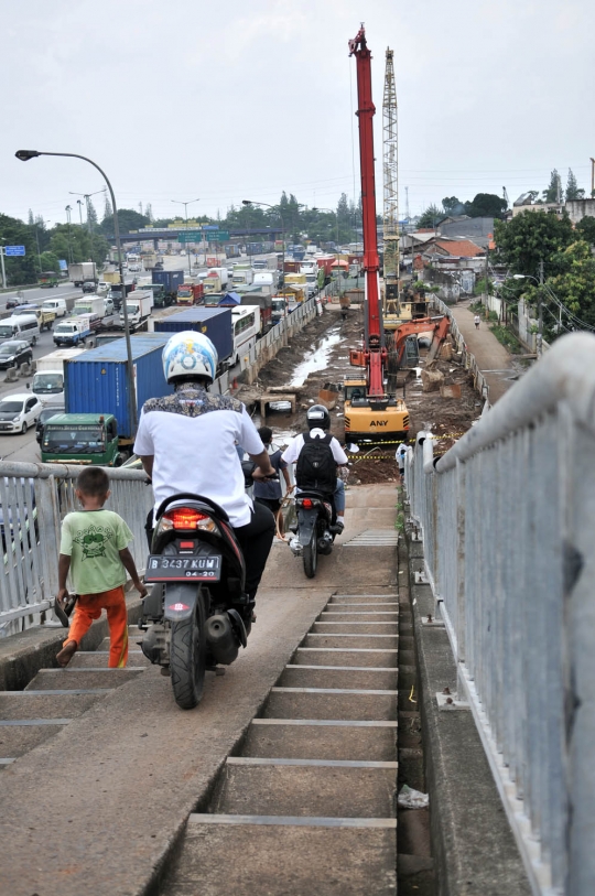 Aksi nekat pemotor terobos JPO demi jalan pintas