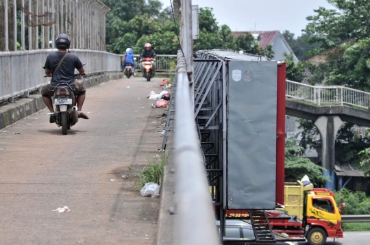 Aksi nekat pemotor terobos JPO demi jalan pintas