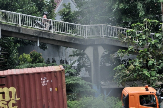 Aksi nekat pemotor terobos JPO demi jalan pintas