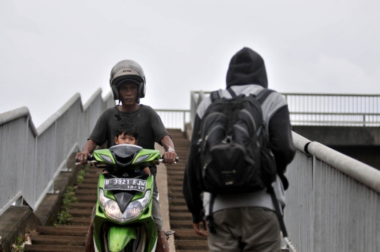 Aksi nekat pemotor terobos JPO demi jalan pintas