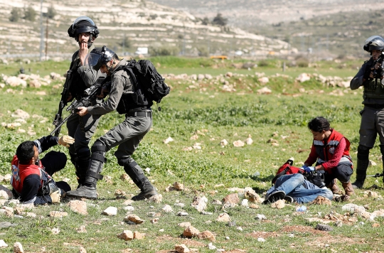 Polisi Israel todongkan senjata ke petugas medis yang obati pemuda Palestina