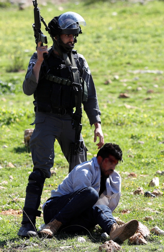 Polisi Israel todongkan senjata ke petugas medis yang obati pemuda Palestina