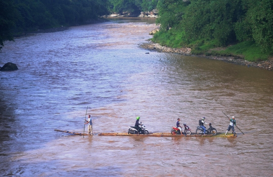 Warga nekat menyeberang Sungai Cisadane dengan rakit bambu