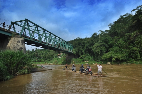 Warga nekat menyeberang Sungai Cisadane dengan rakit bambu