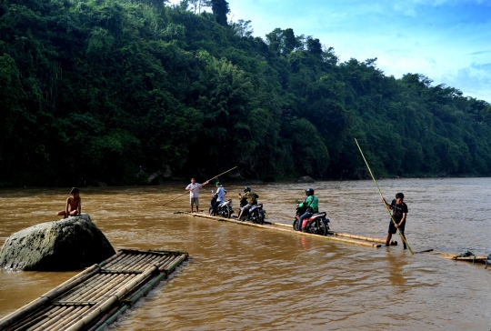 Warga nekat menyeberang Sungai Cisadane dengan rakit bambu