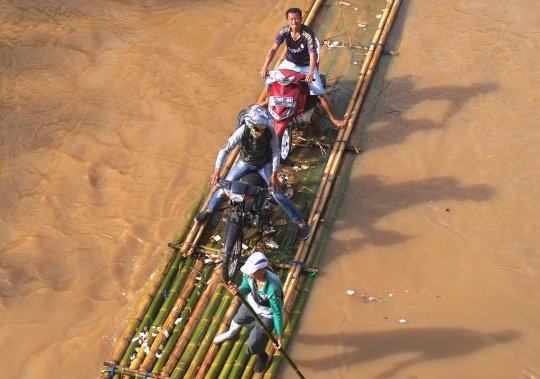 Warga nekat menyeberang Sungai Cisadane dengan rakit bambu