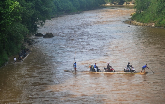 Warga nekat menyeberang Sungai Cisadane dengan rakit bambu