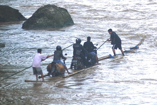 Warga nekat menyeberang Sungai Cisadane dengan rakit bambu