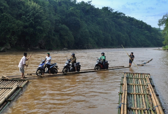 Warga nekat menyeberang Sungai Cisadane dengan rakit bambu