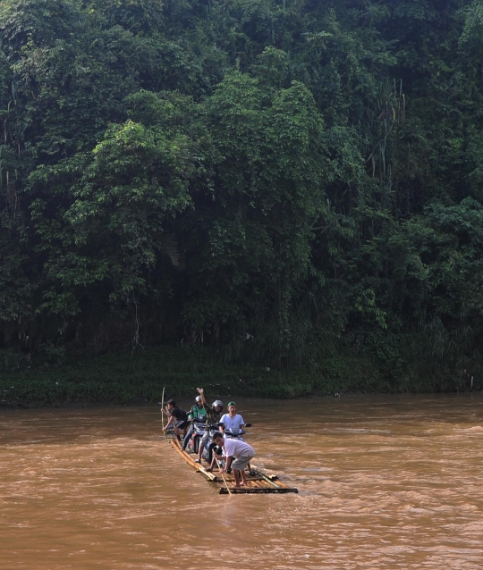 Warga nekat menyeberang Sungai Cisadane dengan rakit bambu
