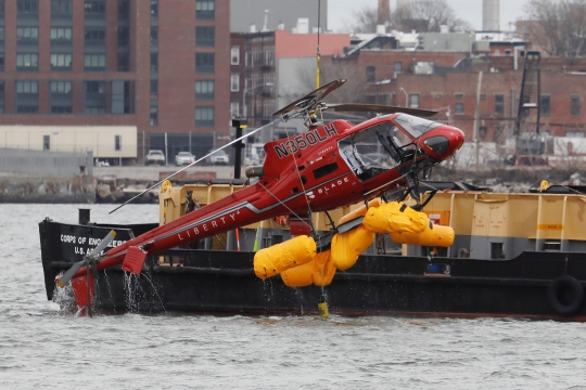 Evakuasi helikopter jatuh ke sungai New York gunakan pelampung