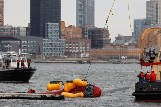 Evakuasi helikopter jatuh ke sungai New York gunakan pelampung