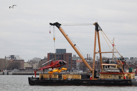 Evakuasi helikopter jatuh ke sungai New York gunakan pelampung