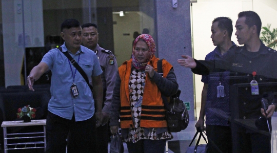 Panitera Pengganti PN Tangerang tutupi wajah saat ditahan KPK