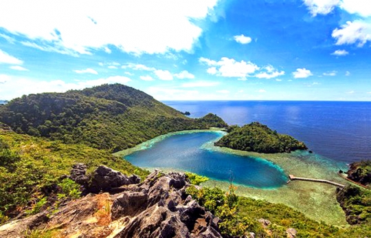 Meresapi keindahan alam dengan memandang Love Lagoon Karwapop, Misool