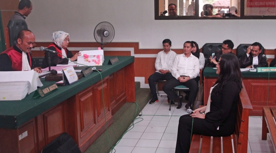 Senyum Vicky Shu saat bersaksi di sidang bos First Travel