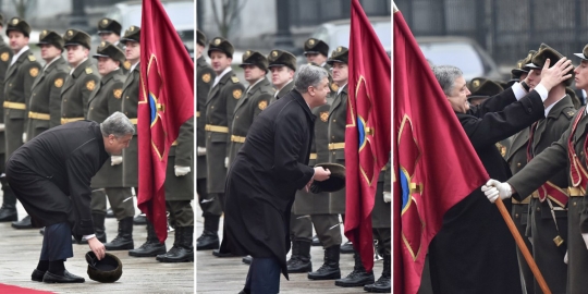 Momen Presiden Ukraina bantu ambilkan topi tentara yang terjatuh