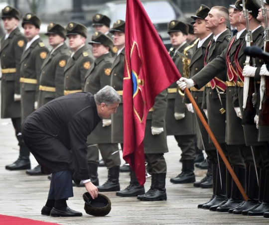 Momen Presiden Ukraina bantu ambilkan topi tentara yang terjatuh